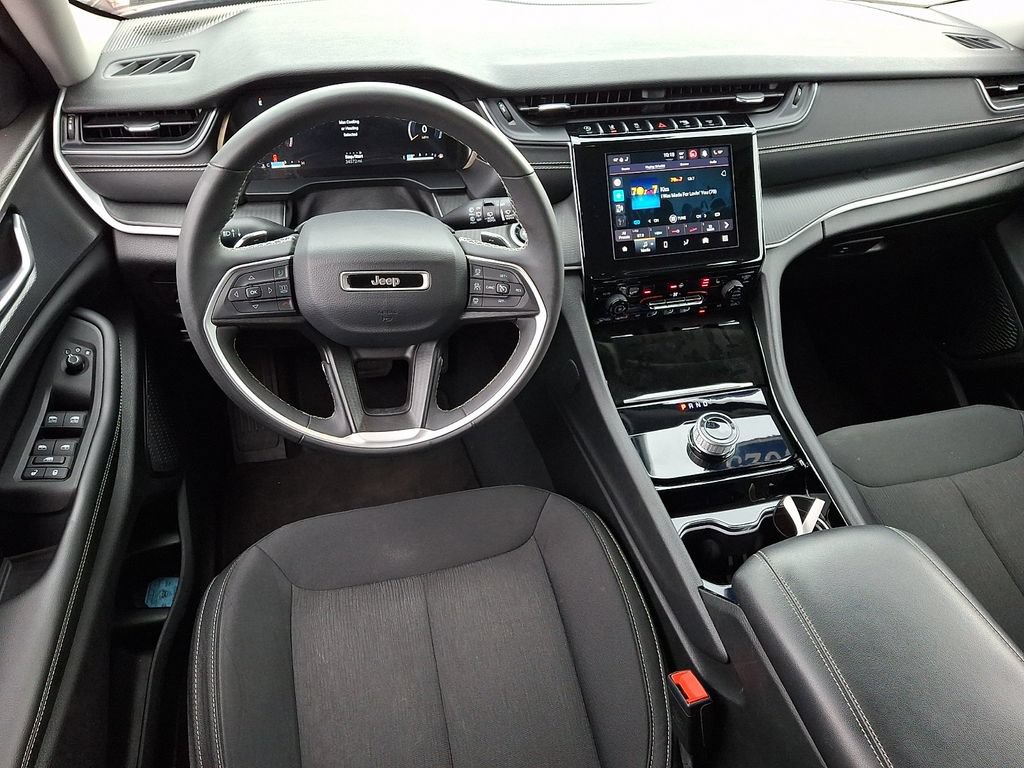 Used 2023 Jeep Grand Cherokee Laredo w/ Luxury Tech Group I AWD/4WD image 2