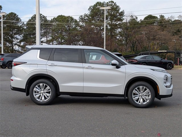 New 2025 Mitsubishi Outlander ES image 2