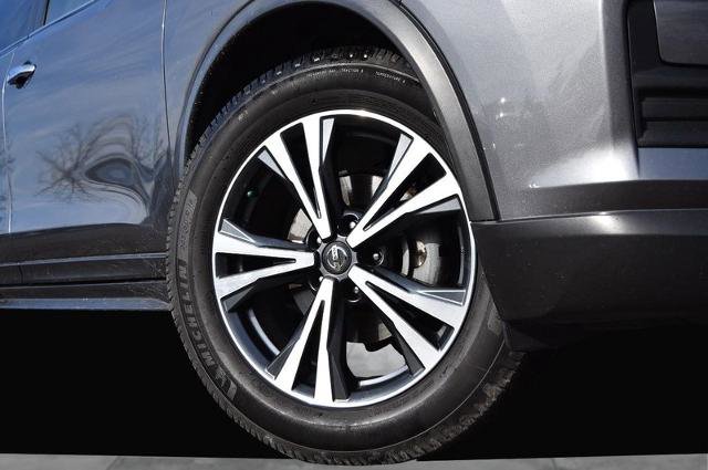 Used 2020 Nissan Rogue SV w/ Premium Package image 3