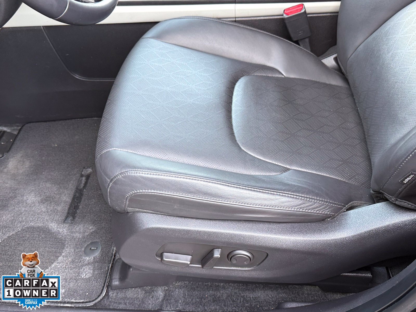 Used 2022 Kia Carnival LX FWD image 2