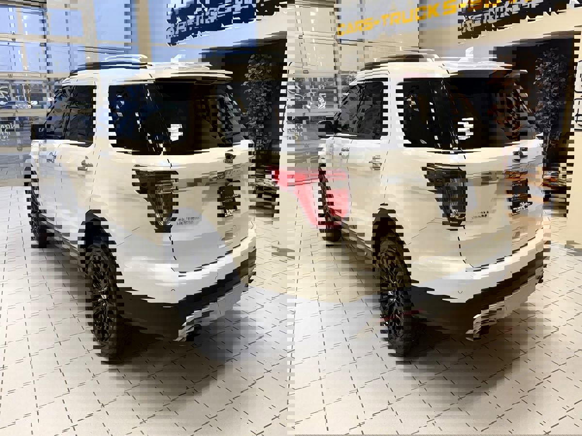 Used 2016 Ford Explorer Platinum image 2