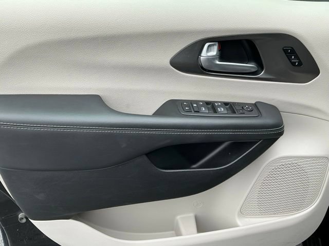 Used 2024 Chrysler Pacifica Touring-L FWD image 10