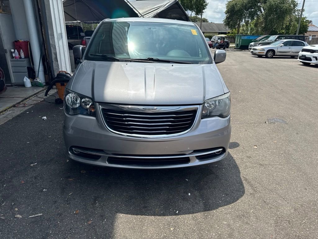 Used 2015 Chrysler Town & Country S FWD image 4