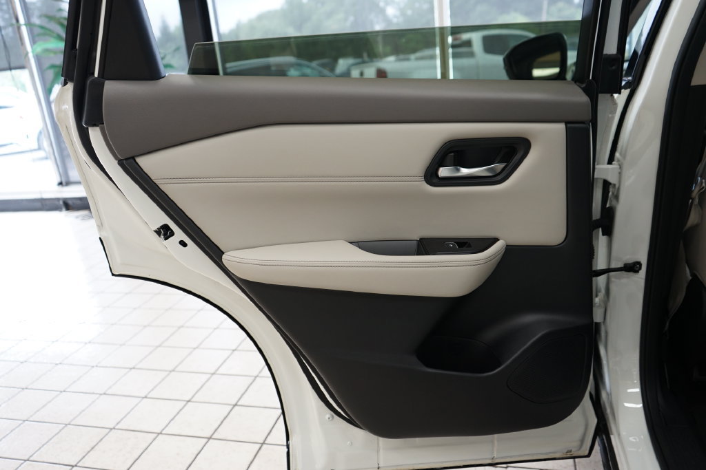 Used 2023 Nissan Rogue SL AWD/4WD image 43