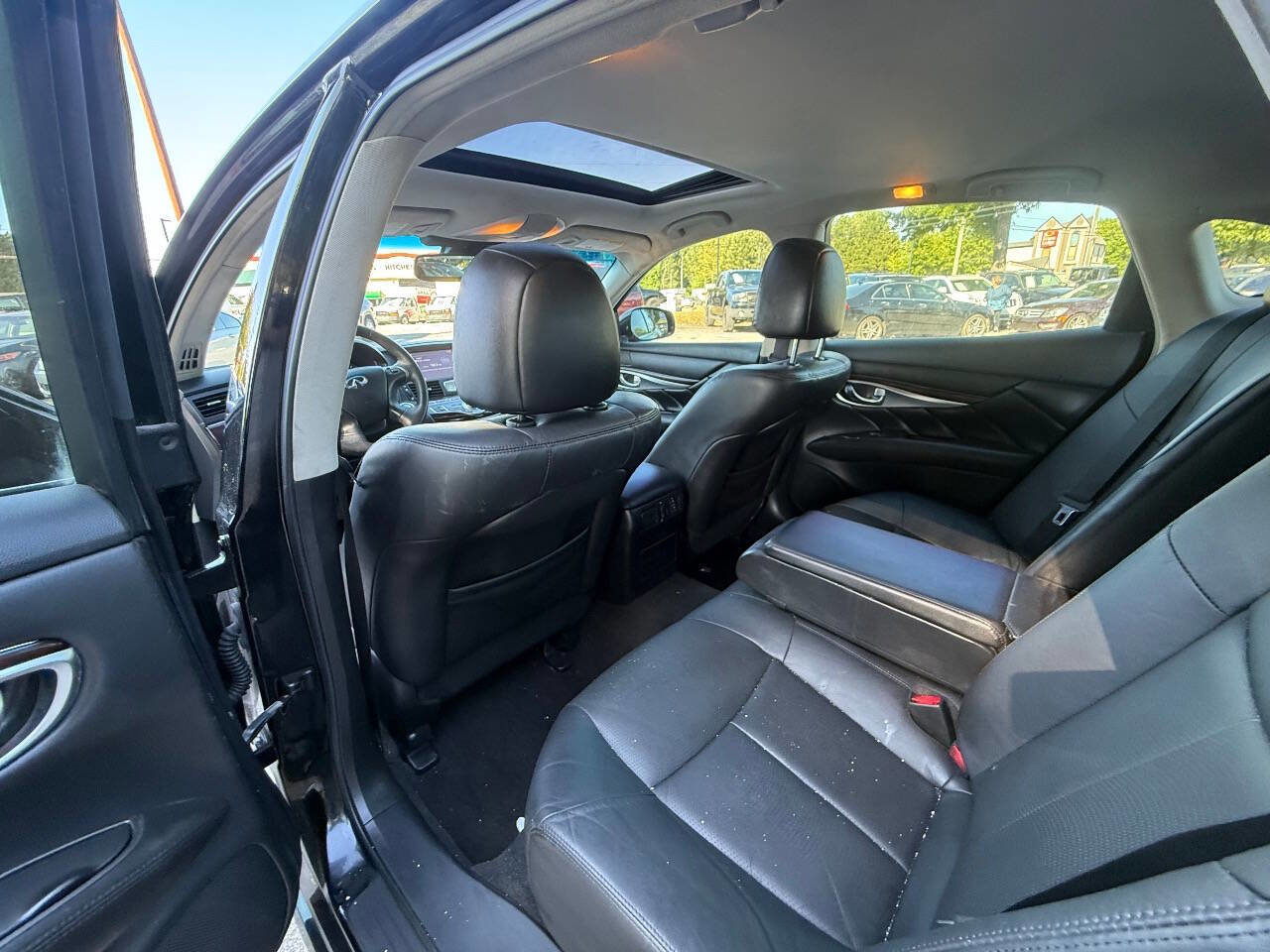 Used 2017 INFINITI Q70 3.7 RWD image 16