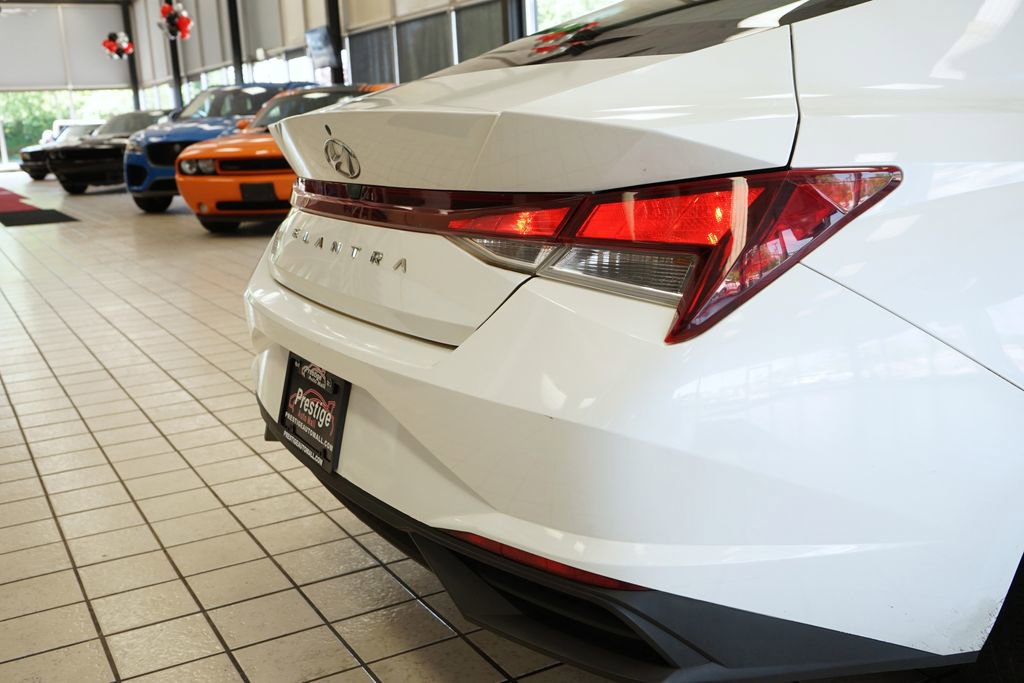 Used 2021 Hyundai Elantra SE FWD image 13