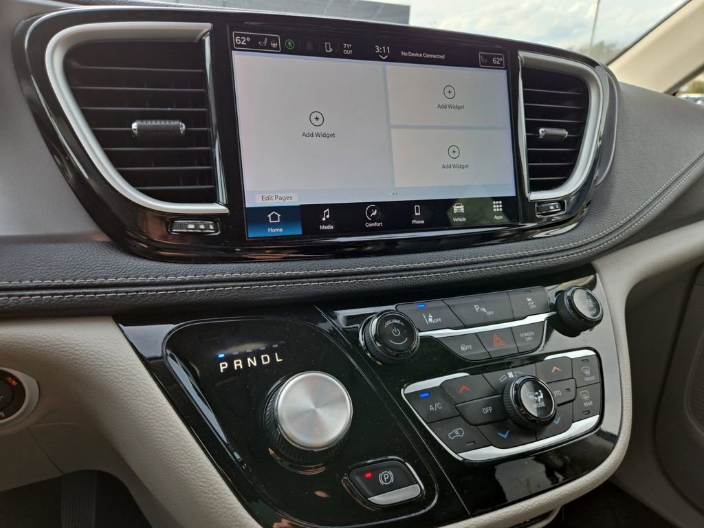 Used 2023 Chrysler Pacifica Touring-L image 17