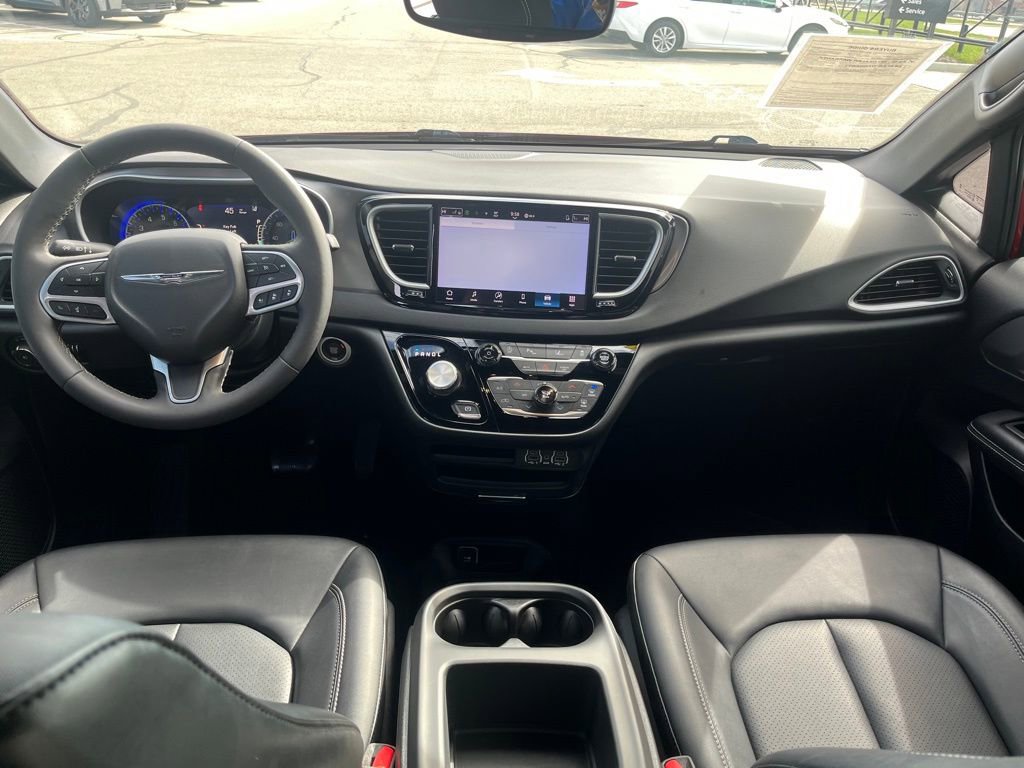 Used 2025 Chrysler Pacifica Select FWD image 14