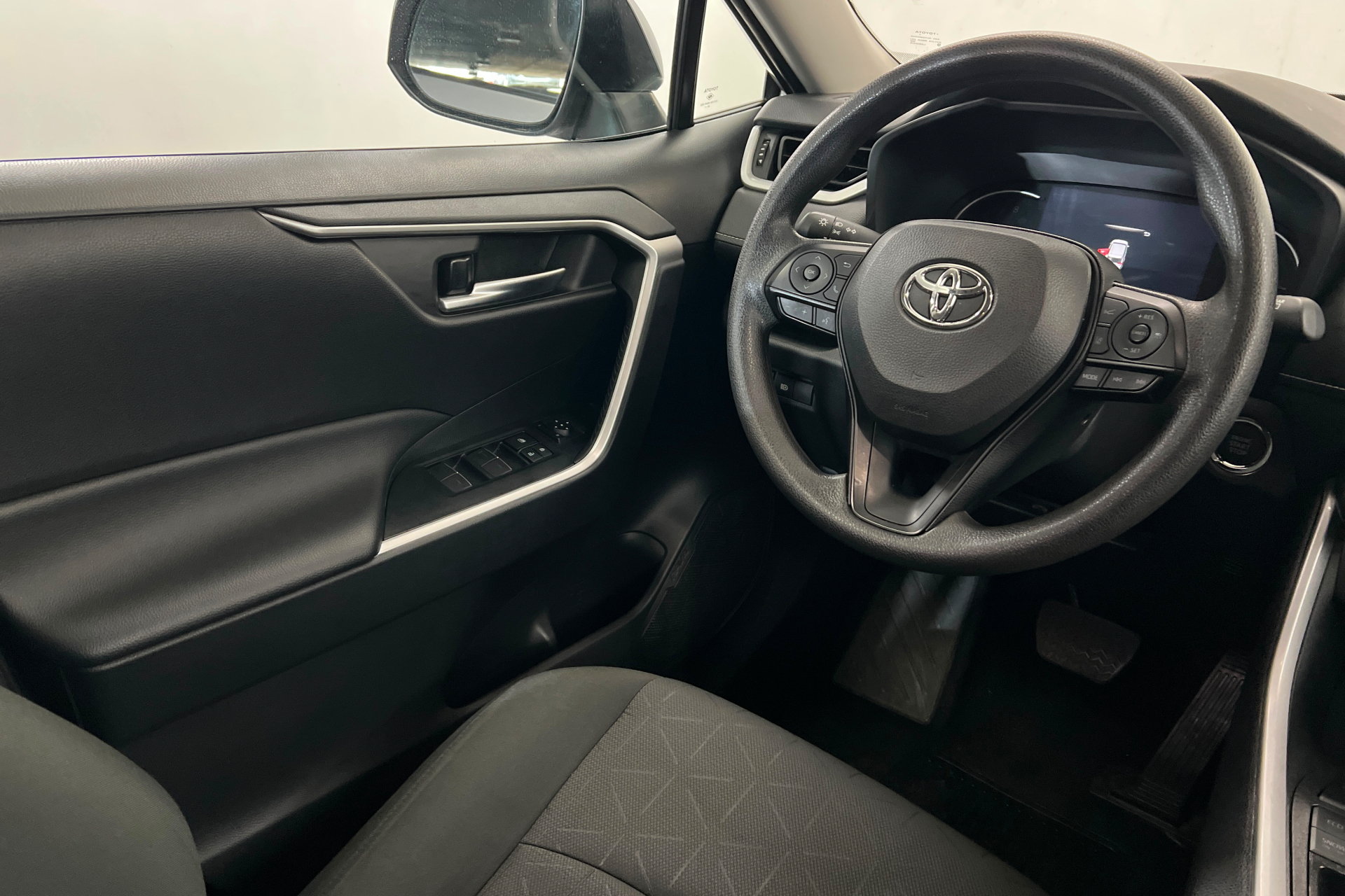 Used 2025 Toyota RAV4 XLE AWD/4WD image 12