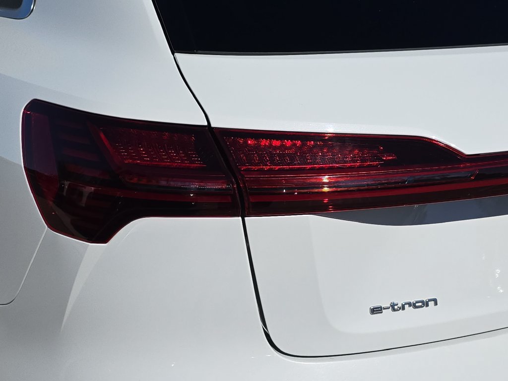 Used 2019 Audi e-tron Prestige w/ Prestige Package AWD/4WD image 37