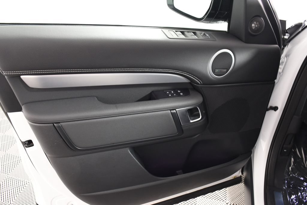 Used 2025 Land Rover Discovery Dynamic SE AWD/4WD image 14