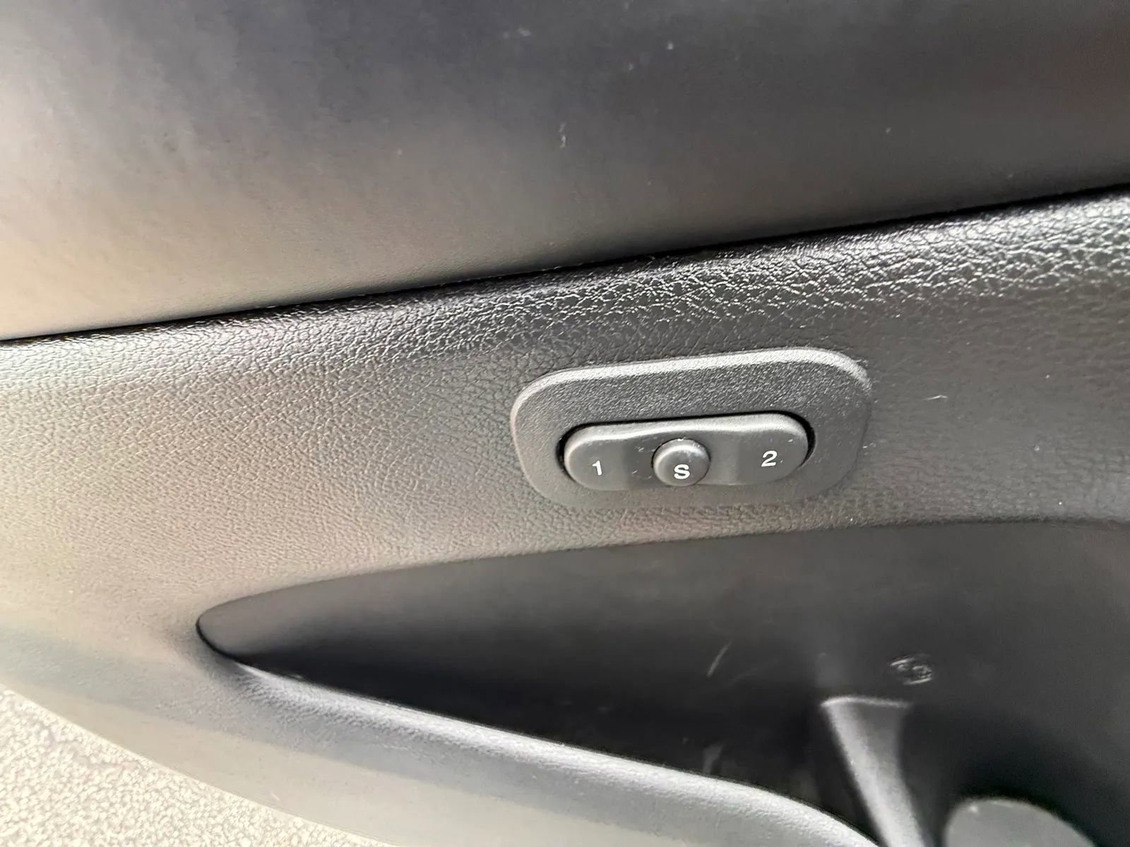 Used 2017 Jeep Grand Cherokee Overland image 17