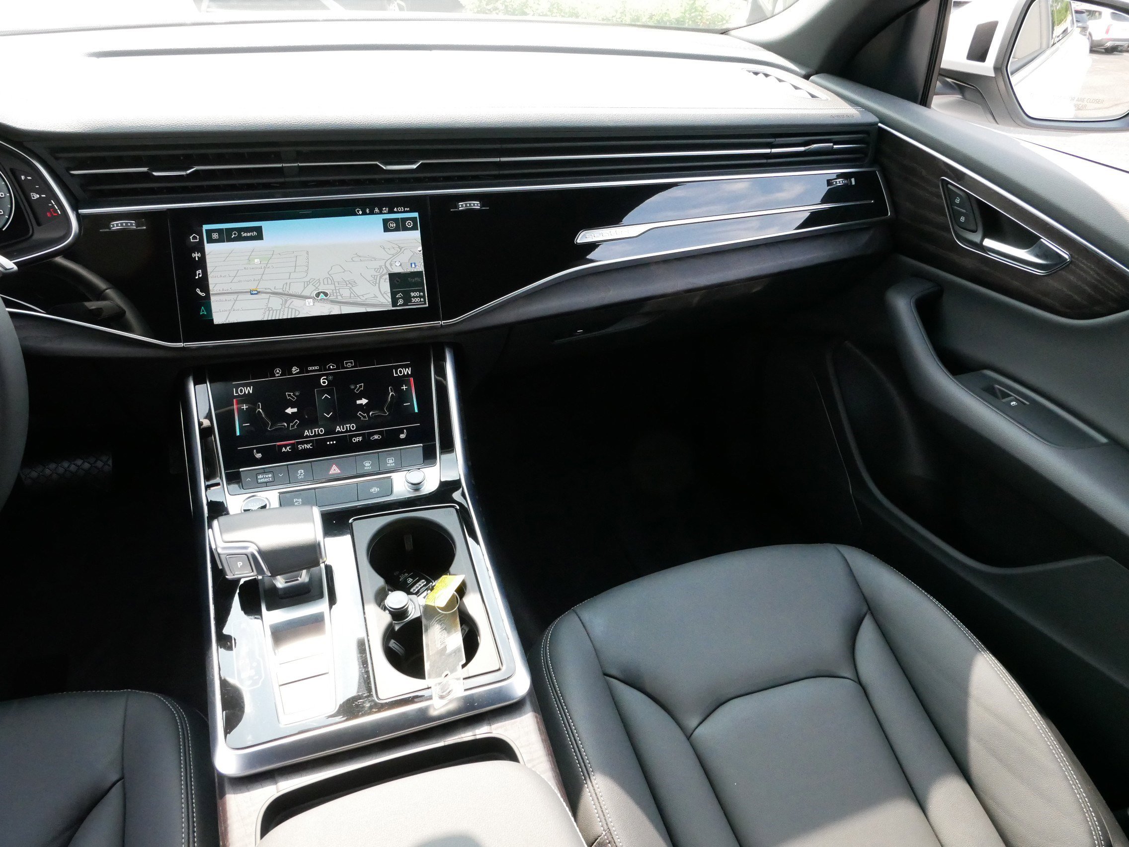 Used 2023 Audi Q8 Premium image 11