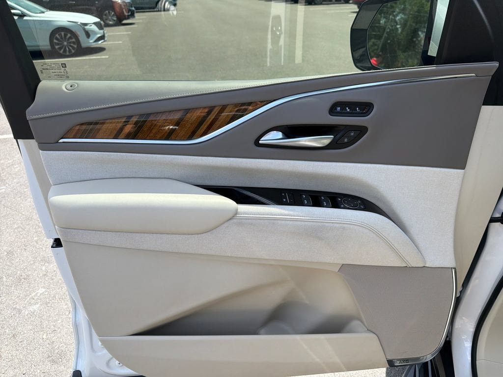 Certified 2023 Cadillac Escalade ESV Sport Platinum w/ LPO, ONYX Package AWD/4WD image 4
