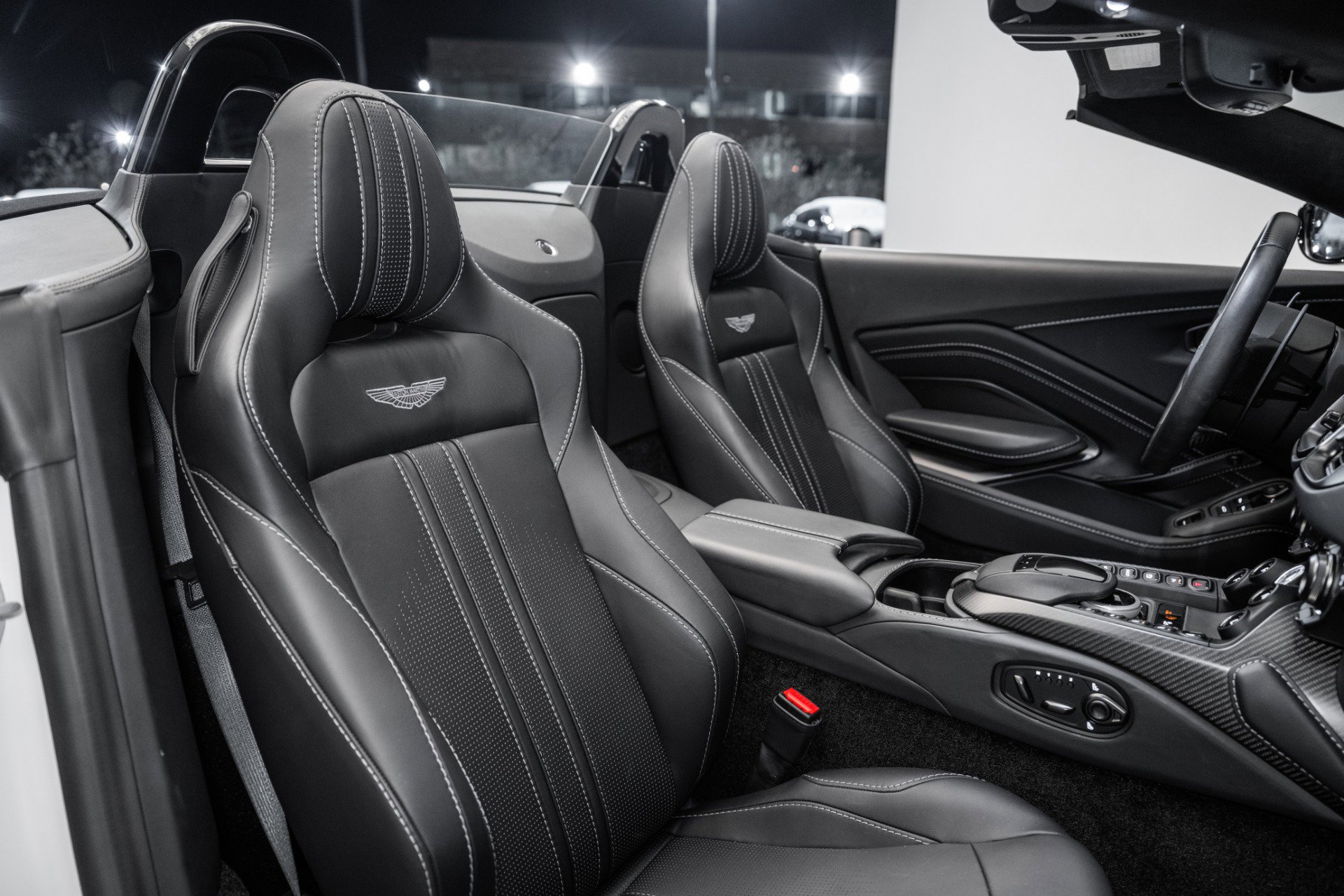 Used 2023 Aston Martin V8 Vantage Roadster image 18