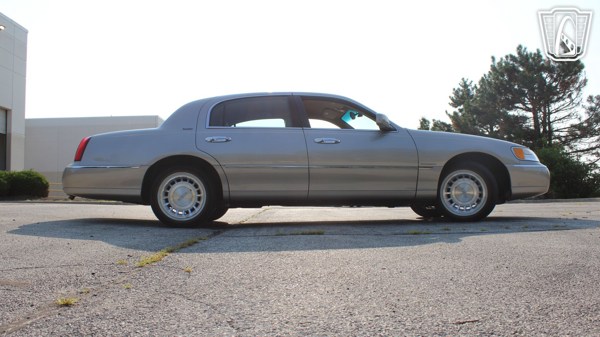 Used 2002 Lincoln Town Car Executive RWD image 33