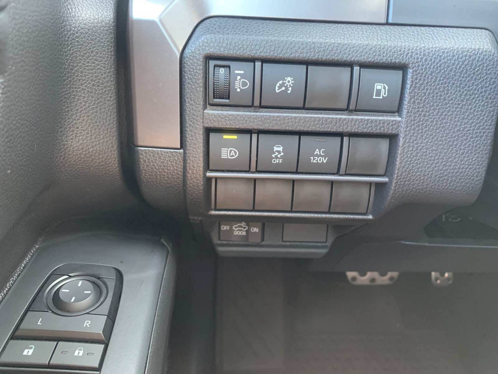 Used 2025 Toyota Tacoma TRD Sport AWD/4WD image 32