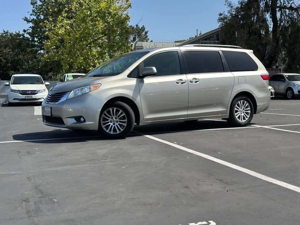 Used 2015 Toyota Sienna XLE w/ XLE Navigation Package image 1