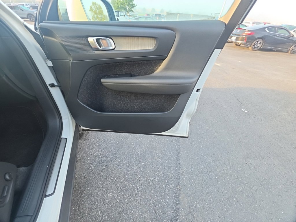 Used 2019 Volvo XC40 T4 Inscription FWD image 32