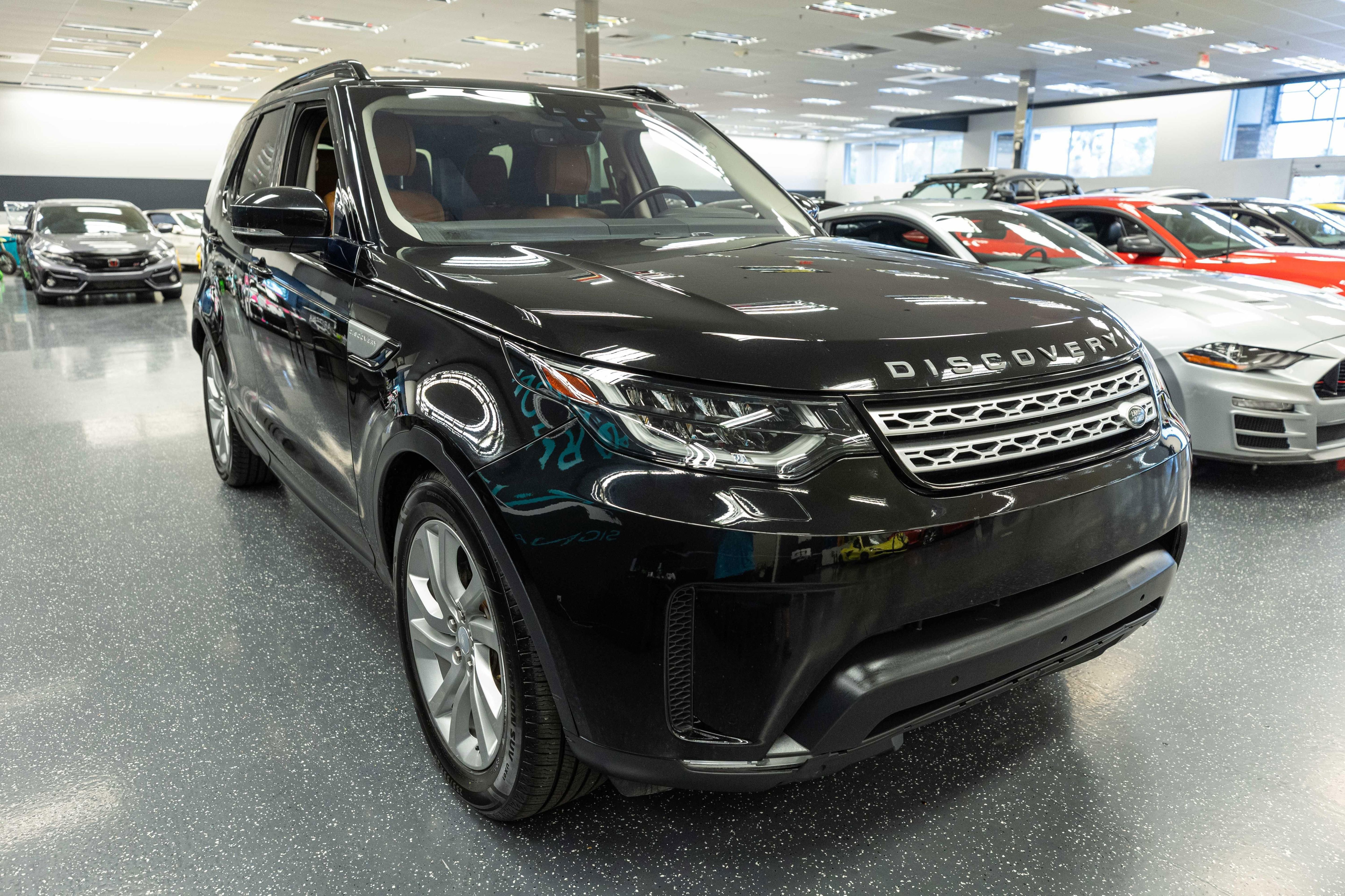 Used 2017 Land Rover Discovery HSE AWD/4WD image 3