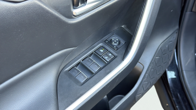 Used 2025 Toyota RAV4 XLE FWD image 12