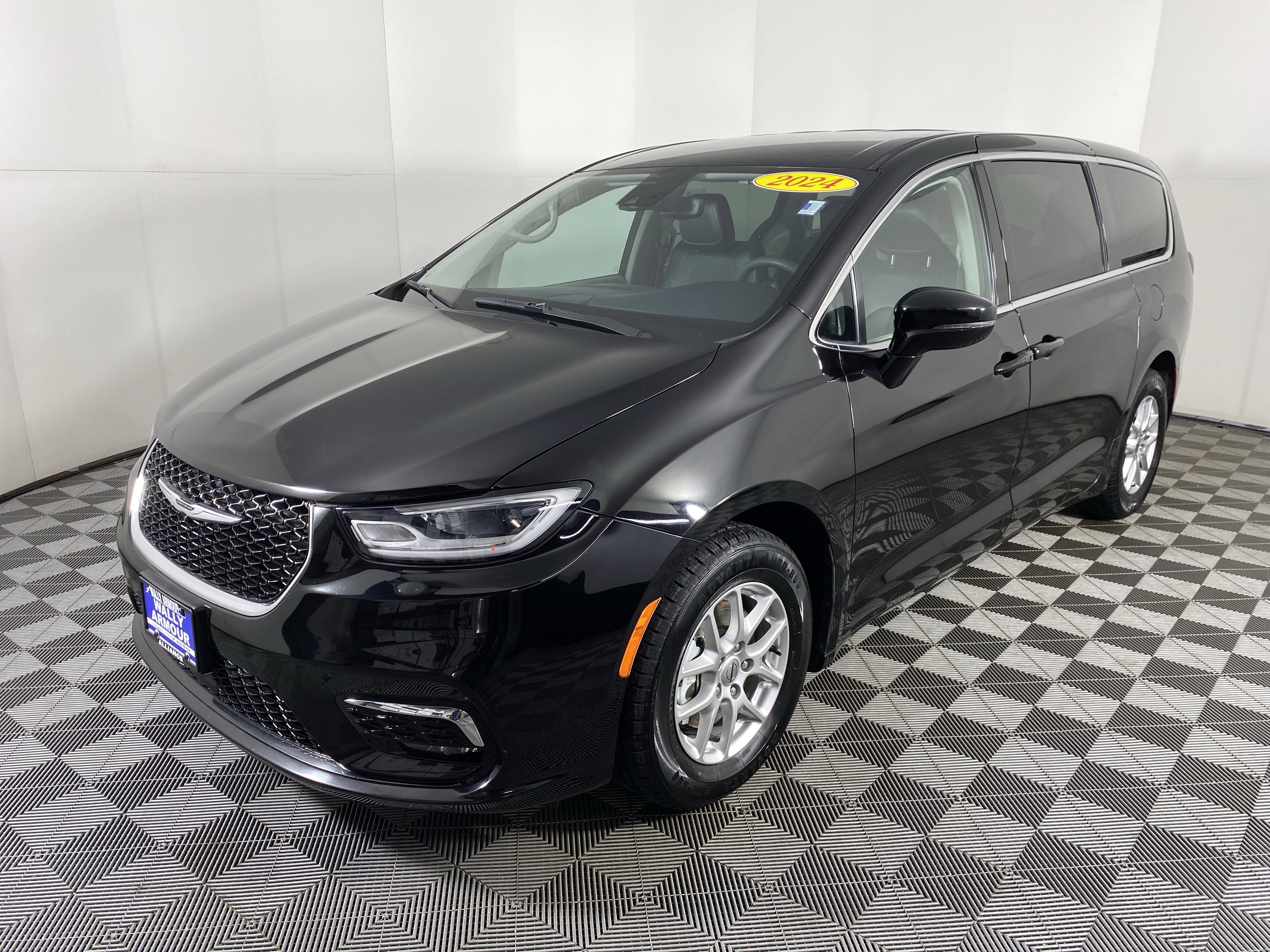 Used 2024 Chrysler Pacifica Touring-L image 10