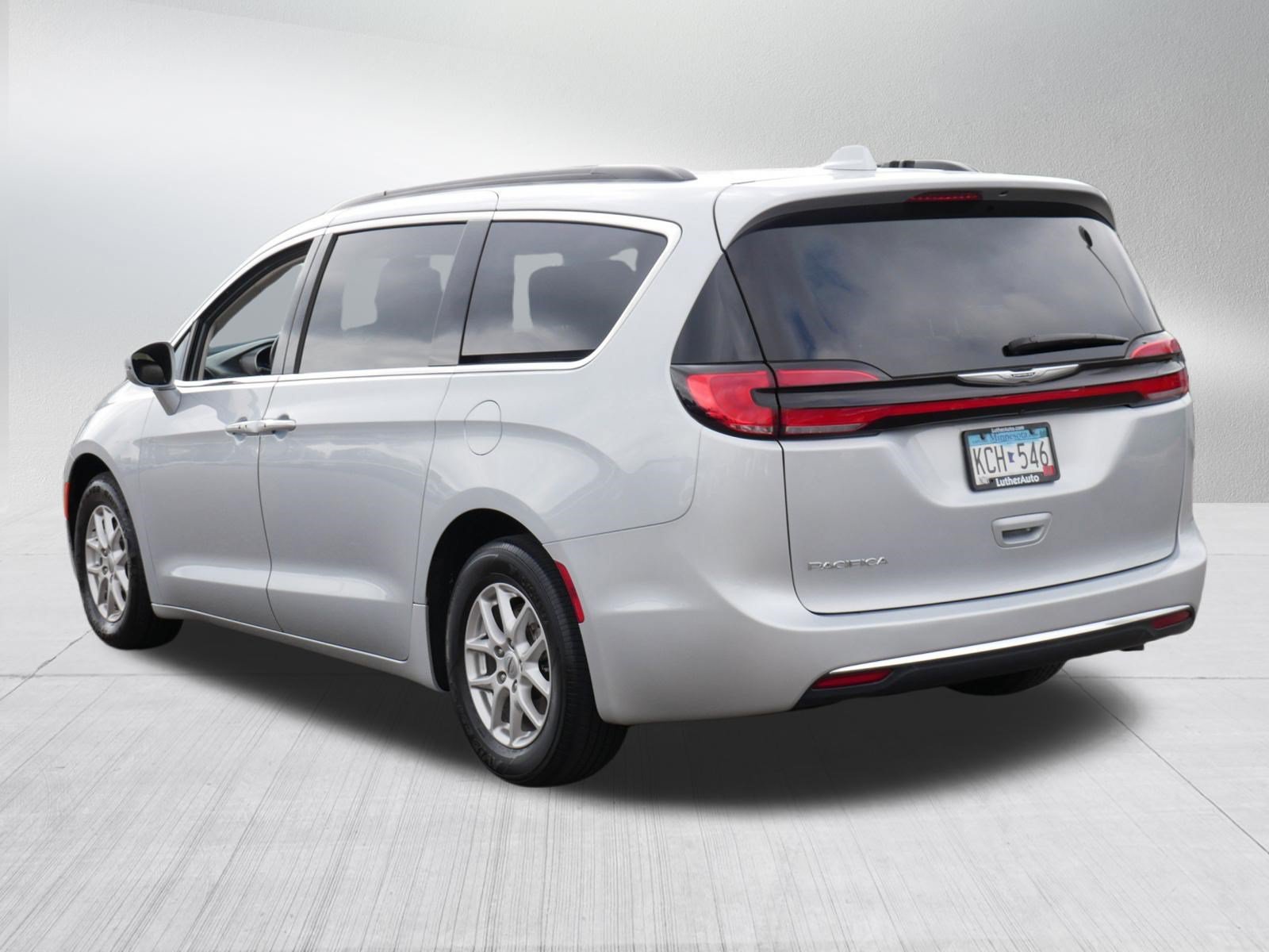 Used 2022 Chrysler Pacifica Touring-L FWD image 5