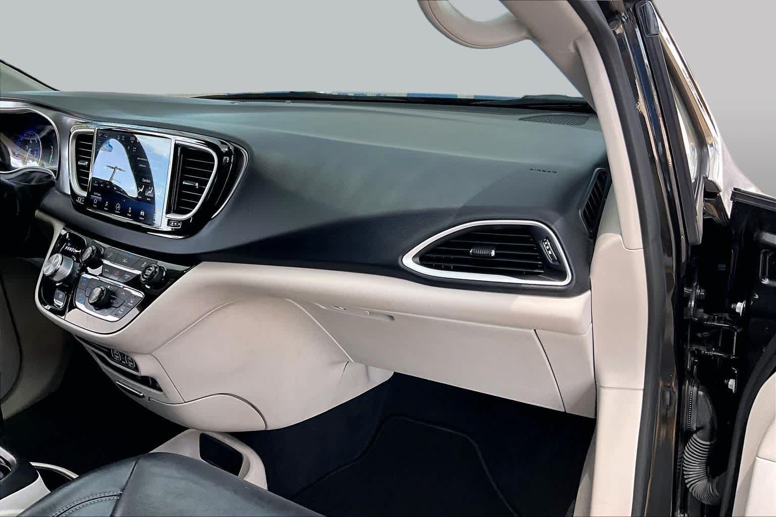Used 2022 Chrysler Pacifica Touring-L FWD image 18