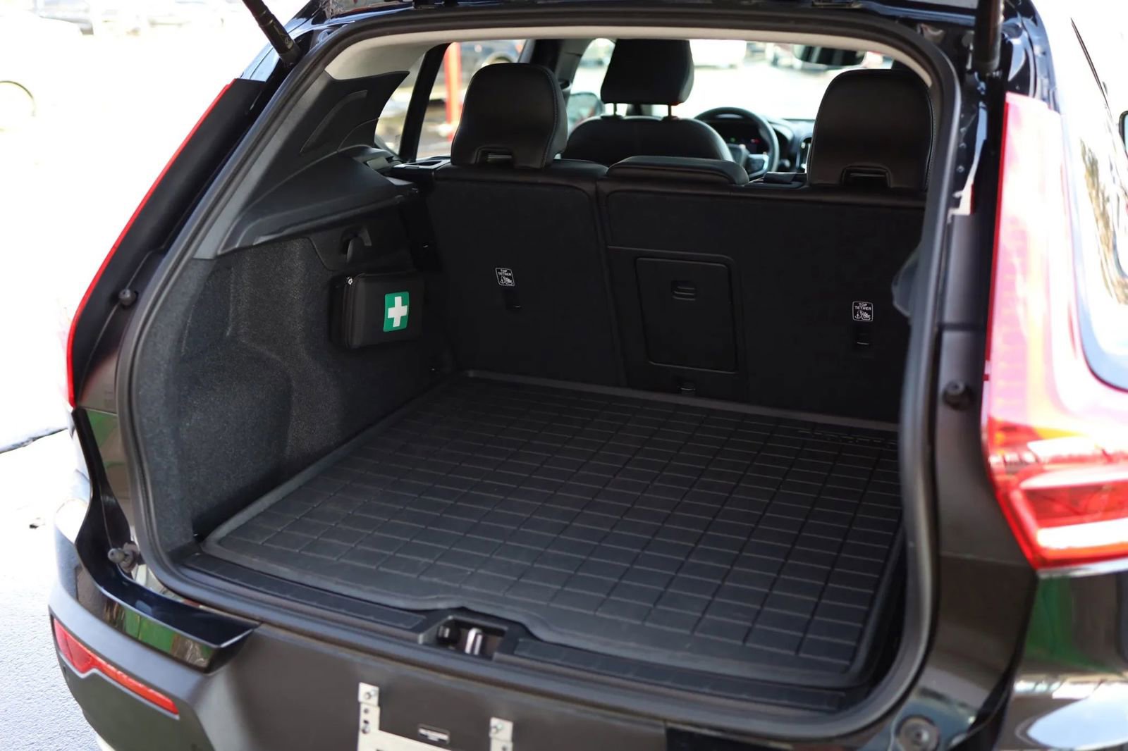 Used 2025 Volvo XC40 B5 Core image 44