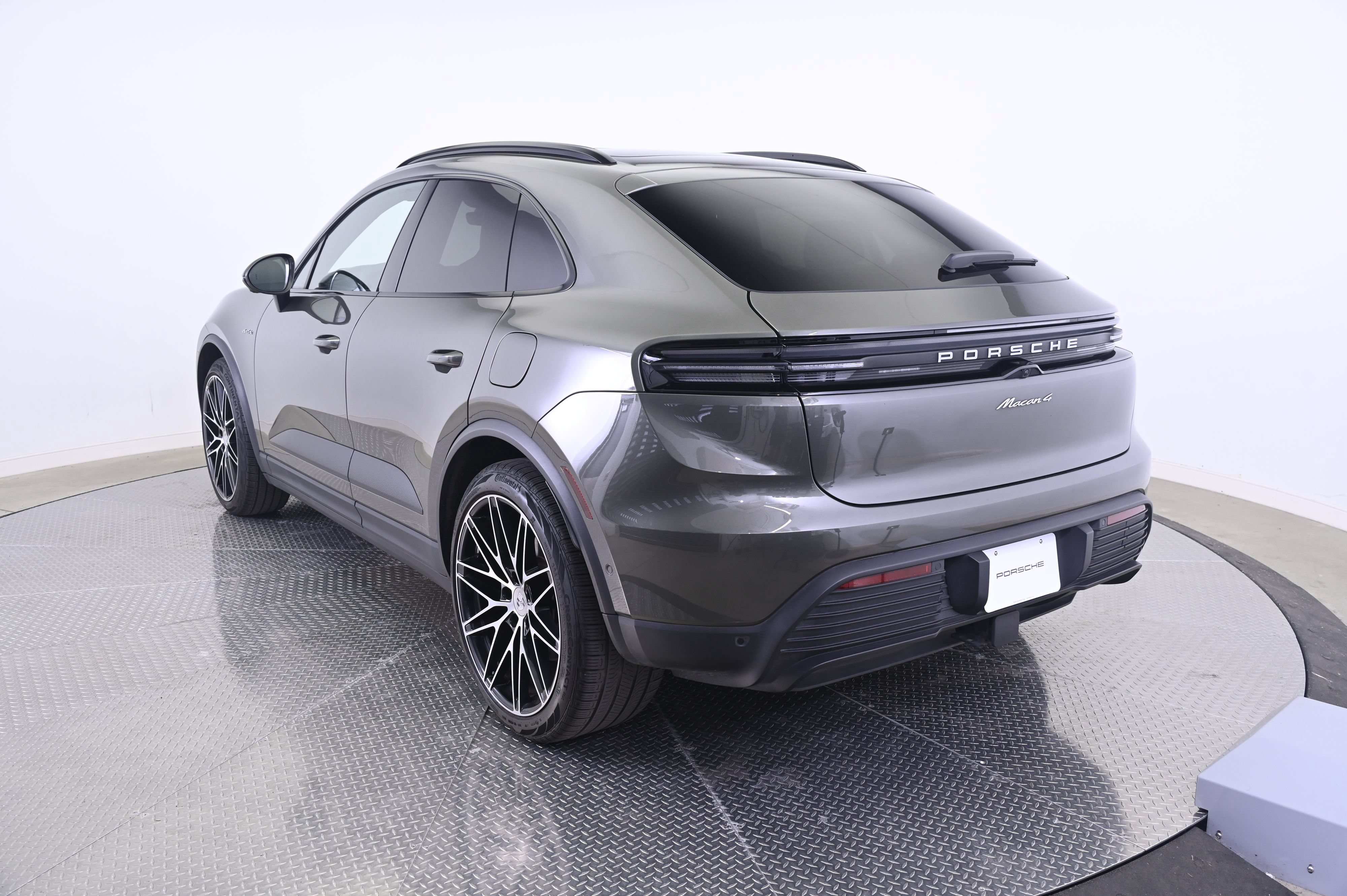 Certified 2024 Porsche Macan 4 Electric AWD/4WD image 3