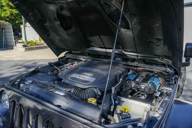 Used 2016 Jeep Wrangler Unlimited Rubicon w/ Connectivity Group image 15