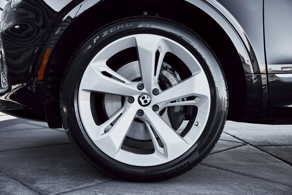 Used 2023 Bentley Bentayga Extended Wheelbase image 3