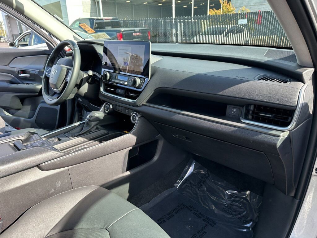 Certified 2025 Toyota Grand Highlander AWD image 16