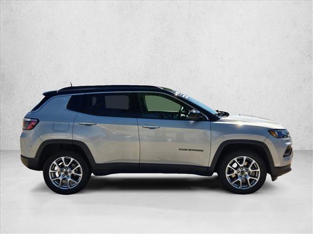 Used 2025 Jeep Compass Limited image 4