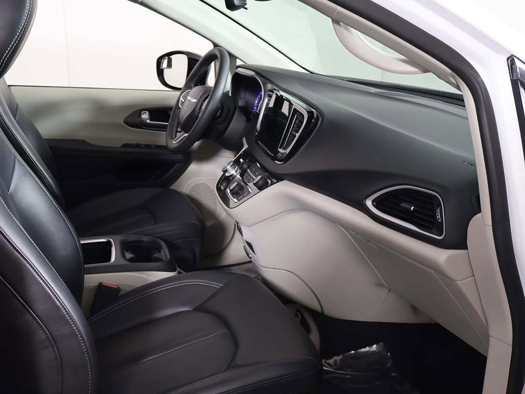 Used 2024 Chrysler Pacifica Touring-L image 21