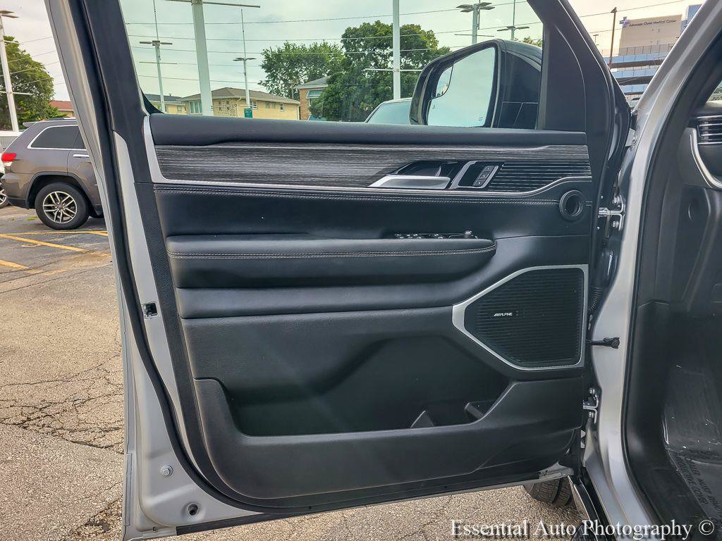 Certified 2024 Jeep Wagoneer L Series II w/ Flexible Seating Group RWD image 25