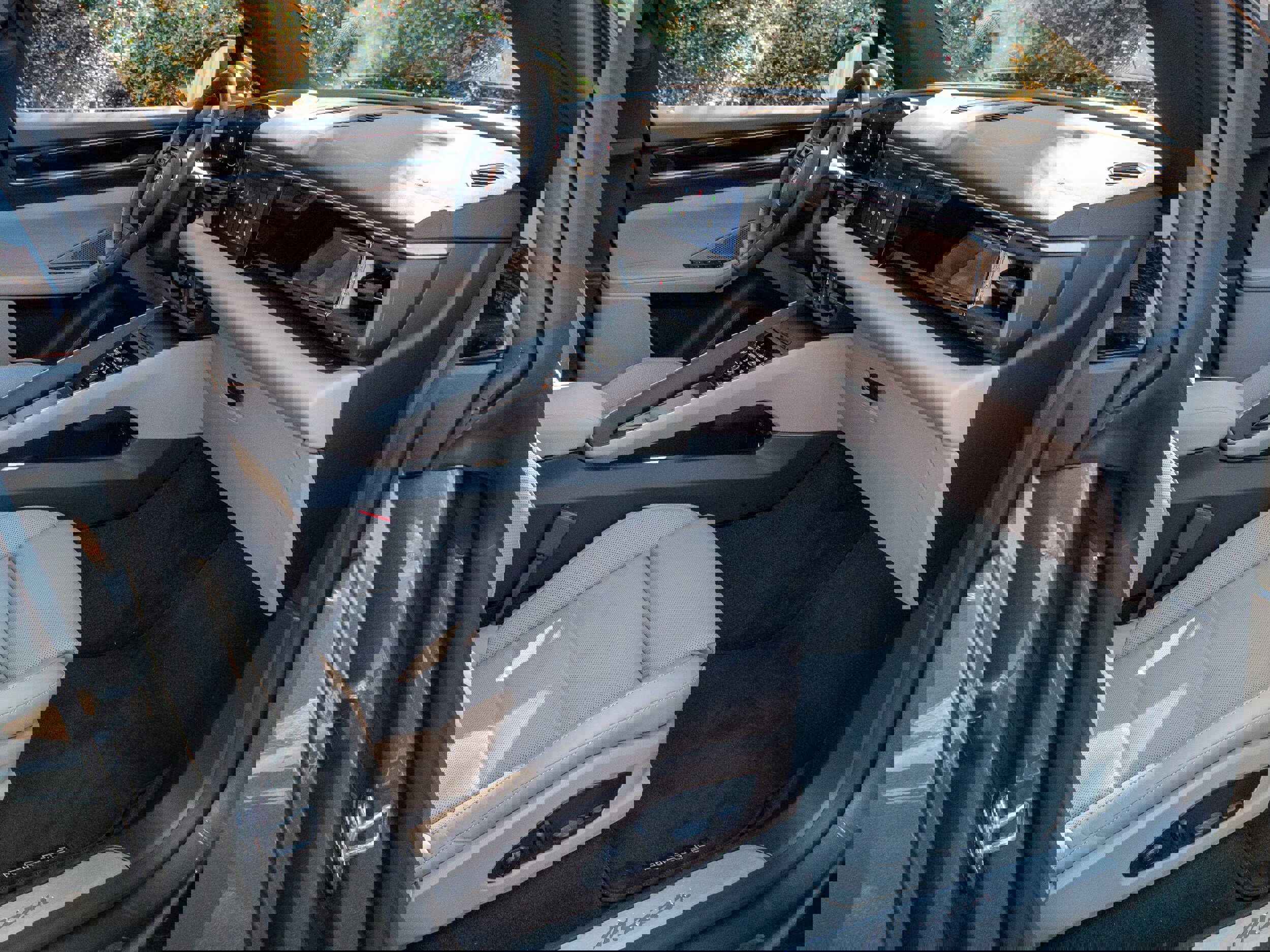 Certified 2025 Porsche Macan Electric image 29