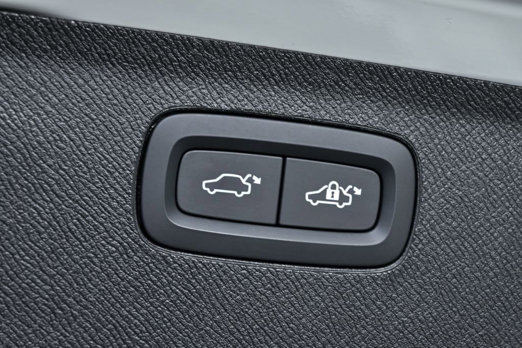 Certified 2025 Volvo XC90 B6 Plus image 32