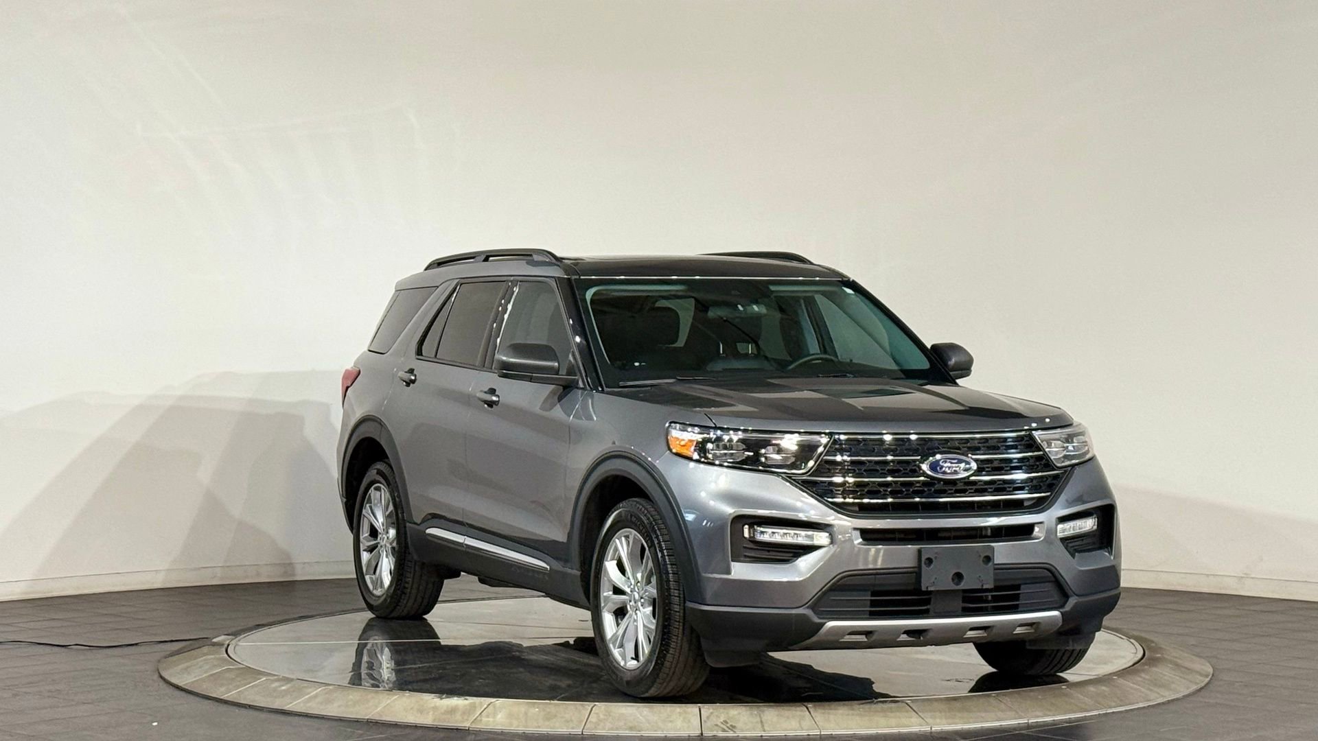 Used 2023 Ford Explorer XLT w/ Equipment Group 202A image 2