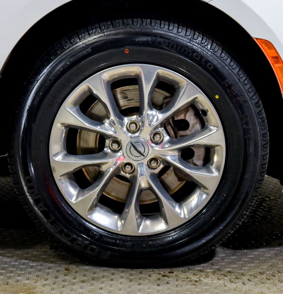 Used 2023 Chrysler Pacifica Touring-L image 13