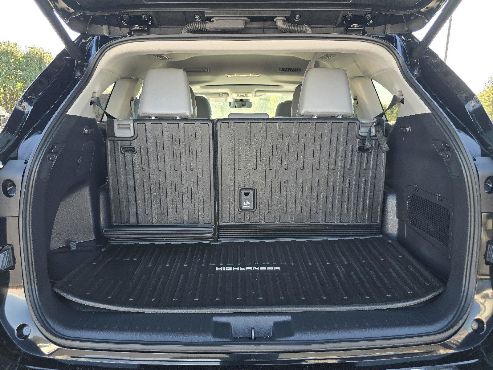 Used 2025 Toyota Highlander XLE AWD/4WD image 12