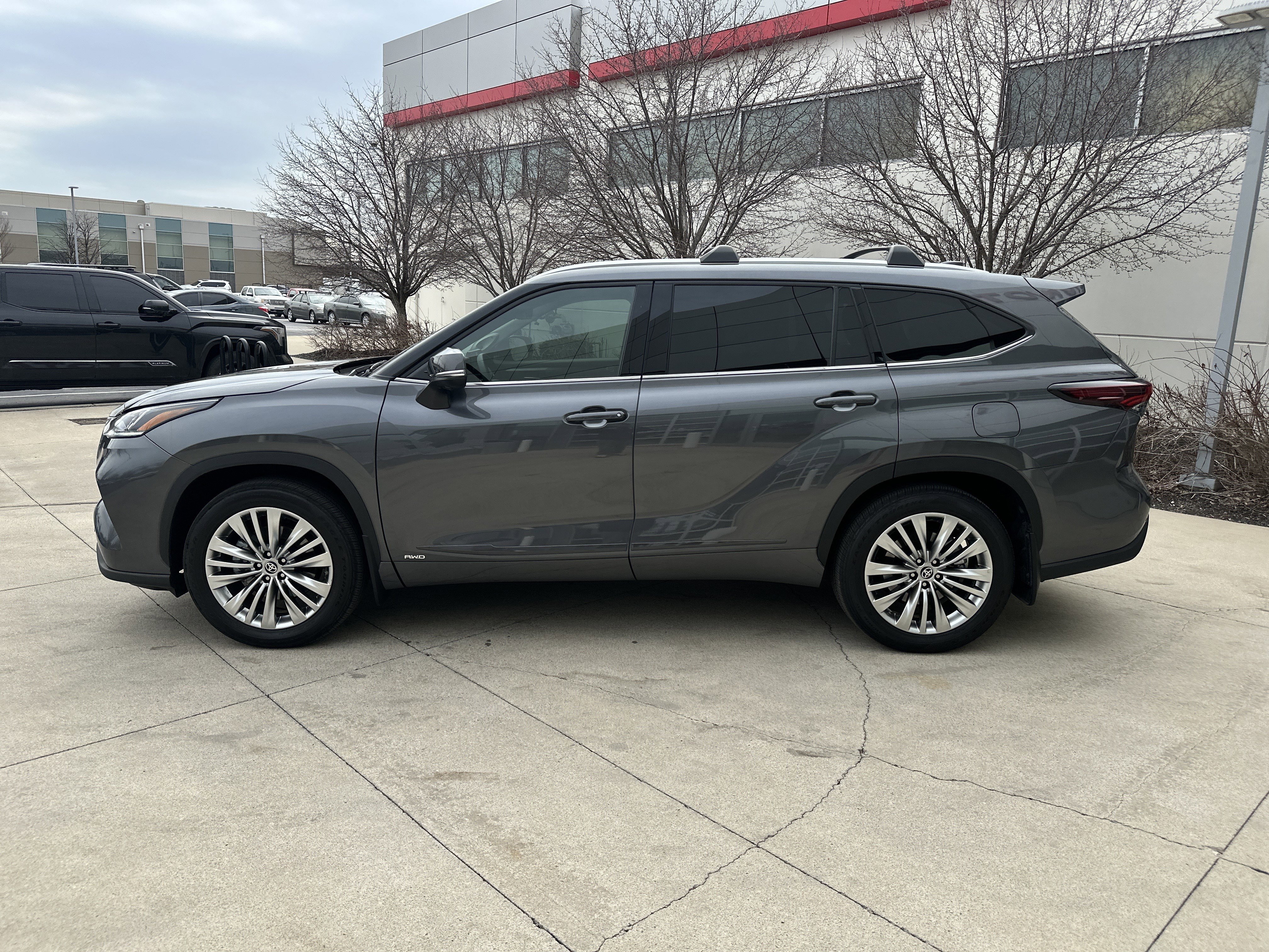 Used 2025 Toyota Highlander Platinum image 9