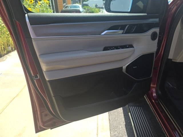 Certified 2025 Jeep Wagoneer Series III w/ Premium Group I AWD/4WD image 10