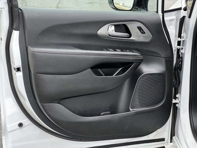 Used 2025 Chrysler Pacifica Select FWD image 16