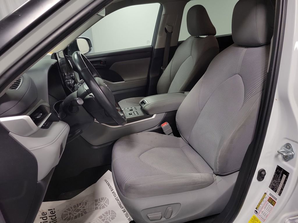 Used 2023 Toyota Highlander LE AWD/4WD image 13