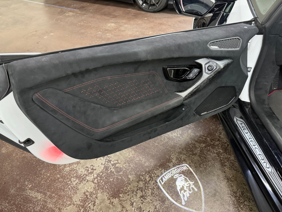 Used 2019 Lamborghini Huracan Performante AWD/4WD image 11