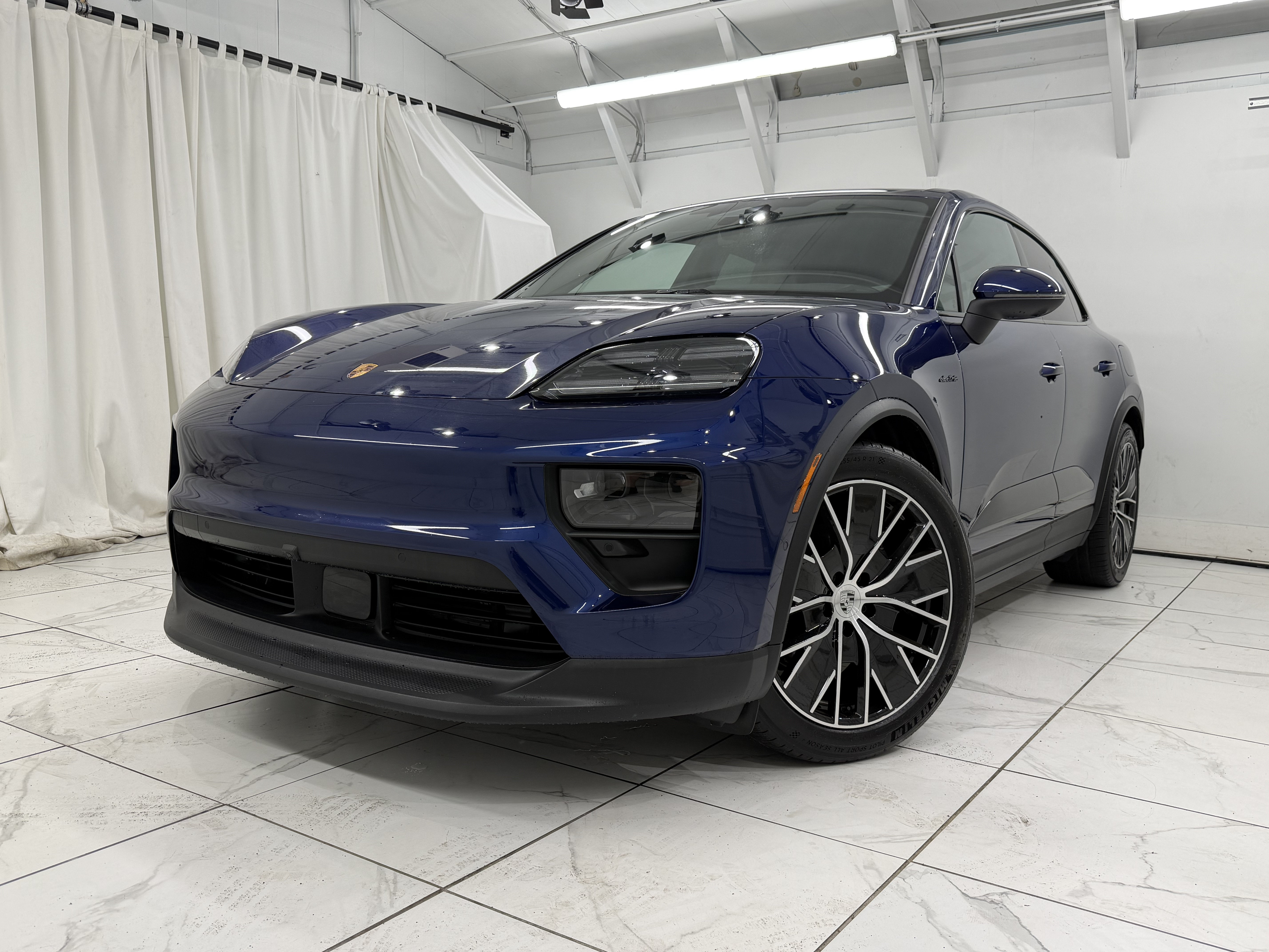 Certified 2025 Porsche Macan 4 Electric AWD/4WD image 8
