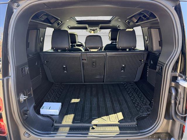 Used 2023 Land Rover Defender 110 X-Dynamic SE image 4