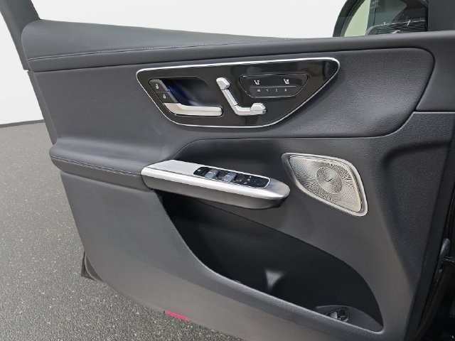 Used 2024 Mercedes-Benz GLC 300 4MATIC image 27