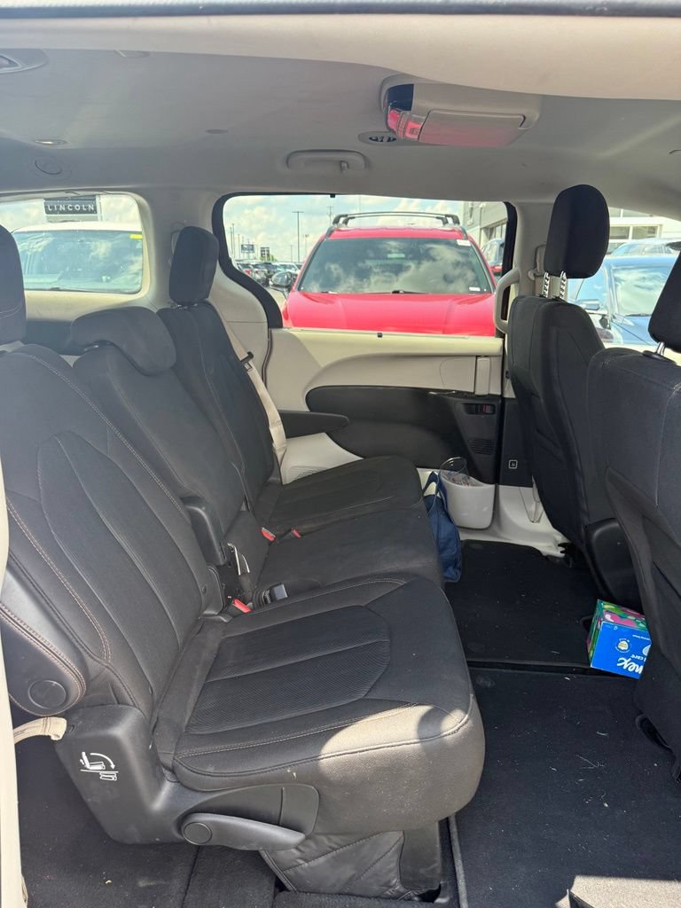 Used 2018 Chrysler Pacifica Touring Plus w/ Tire & Wheel Group FWD image 4